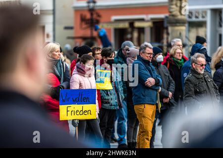 Cottbus, Allemagne. 06th mars 2022. Un signe bleu et jaune indique « nous voulons la paix ». Selon les organisateurs, environ 300 personnes se sont rassemblées sur l'Altmarkt de Cottbus pour manifester pour la paix et contre l'agression russe en Ukraine. Credit: Frank Hammerschmidt/dpa/Alay Live News Banque D'Images