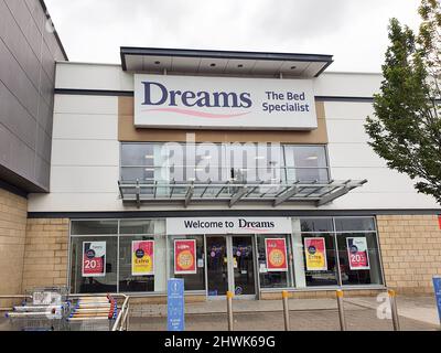 Llanelli, pays de Galles, Royaume-Uni, 5 juillet 2021 : Dreams bed store publicité logo signe devant l'entrée de leur magasin de détail d'affaires à Pemberton Park, stoc Banque D'Images