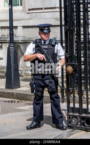 Londres, Royaume-Uni, 1 juillet 2012 : policier armé en service à l'entrée du 10 Downing Street à Whitehall, qui est la maison du Premier Minis britannique Banque D'Images