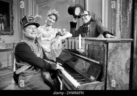 Eric Morcambe et Ernie Wise avec Glenda Jackson. Eric Morcambe et Ernie Wise ont essayé de devenir des acteurs de caractère lorsqu'ils ont joué en face de Glenda Jackson qui joue le rôle de la reine Victoria dans Eric et ErnieÍs spécial Noël. Le spectacle qui a été tourné par la BBC sera projeté le soir de Noël et dans le dessin de la Reine Victoria Erinie joue Albert, Prince Consort et Eric joue le rôle de Disrallie, le premier ministre. Du 1972 72 au 11750-002 décembre Banque D'Images