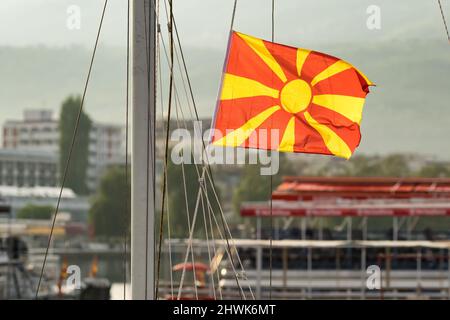 Drapeau macédonien sur un bateau au lac Ohrid Banque D'Images