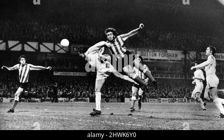 Rod Belfitt, la nouvelle signature de Sunderland ne parvient pas à entrer en contact avec une croix dure dans le goalmouth dans le match de coupe de la ligue entre Sunderland et le comté de Derby à Roker Park, score final Sunderland 1 -1 Derby County. 29th octobre 1973. Banque D'Images