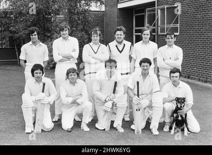 Standard XI Cricket Team, photocall avant le match contre Alvis, Works League Cricket Match au terrain de cricket standard. Tanners Lane. Tile Hill, Coventry, samedi 1st juillet 1972. Ken Brown Banque D'Images