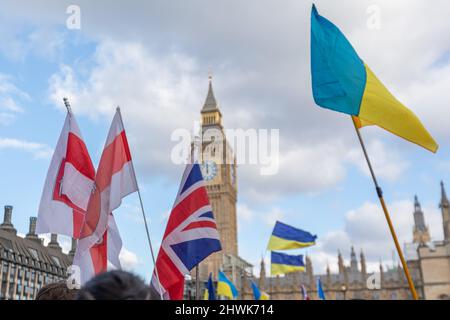 Londres, Royaume-Uni. 6th mars 2022. Les gens se réunissent sur la place du Parlement pour manifester leur solidarité et leur protestation face à la crise en cours en Ukraine. Penelope Barritt/Alamy Live News Banque D'Images
