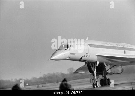Le duc d'Édimbourg doit voler le Concorde 002 construit par les Britanniques à Mach deux - deux fois la vitesse du son - cet après-midi sur le golfe de Gascogne. Le vol avait été retardé de plus de trois heures lorsqu'une anomalie s'est développée dans le système de freinage alors que l'avion circulait en train de rouler au décollage. Les techniciens ont ensuite remplacé une vanne hydraulique. 12th janvier 1972. Banque D'Images