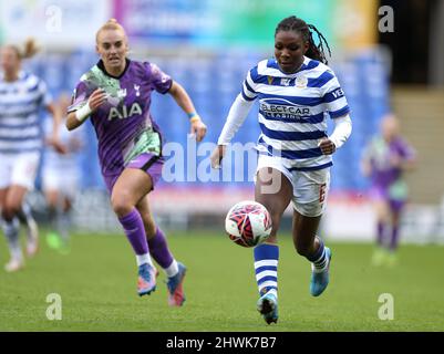 Deanne Rose (à droite) de Reading et Molly Bartrip de Tottenham Hotspur se battent pour le ballon lors du match de la Super League féminine de Barclays FA au Select car Leasing Stadium, Reading. Date de la photo: Dimanche 6 mars 2022. Banque D'Images