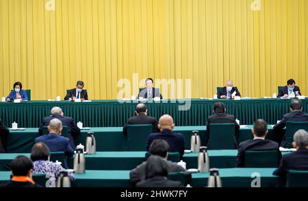 Pékin, Chine. 6th mars 2022. Le vice-premier ministre chinois Han Zheng, également membre du Comité permanent du Bureau politique du Comité central du Parti communiste de Chine, visite des conseillers politiques nationaux des régions administratives spéciales de Hong Kong et Macao, Et se joint à une discussion de groupe avec eux à la cinquième session du Comité national de 13th de la Conférence consultative politique du peuple chinois (CPPCC) à Beijing, capitale de la Chine, le 6 mars 2022. Credit: Yin Bogu/Xinhua/Alamy Live News Banque D'Images