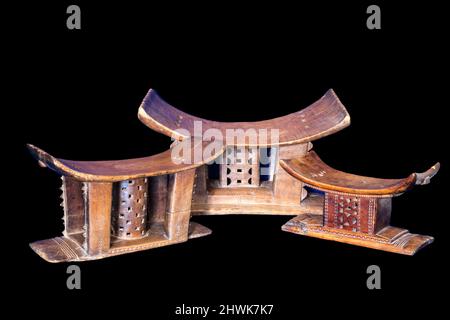 L'ours Papa, l'ours Mama, l'ours bébé : les tabourets du chef Old Baole, des exemples de tabourets traditionnels Akan. Abidjan, Côte d'Ivoire, Côte d'Ivoire. Acheté 1992 Banque D'Images