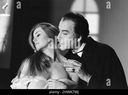 Christopher Lee, photographié pour poster, habillé comme personnage Dracula dans le film Dracula A.D. 1972, à Elstree Studios, Hertfordshire, 24th octobre 1971. Banque D'Images