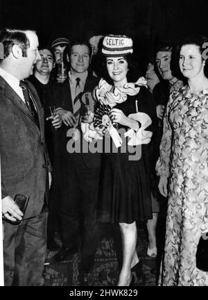 L'actrice Elizabeth Taylor a fait un fan celtique honoraire après avoir fait une fête de la victoire en £5000 avec son mari Richard Burton, pour les Écossais après leur victoire sur Ujpest Dozsa dans une cravate de coupe d'Europe.Taylor est photographié portant un chapeau celtique. 10th mars 1972. Banque D'Images