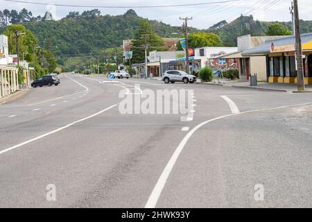 Tolaga Bay Nouvelle-Zélande - février 6 2022; route nationale 35 passage et stationnement des bâtiments de voitures à travers la petite ville nouvelle-Zélande en déclin. Banque D'Images