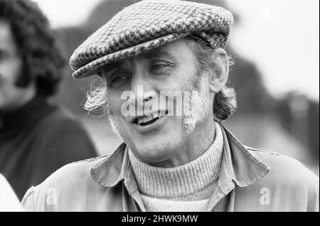 Spike Milligan filme sur place les Jeux Olympiques de Nun pour sa nouvelle série télévisée. Ils n'avaient pas tout à fait l'organisation, peut-être, des Jeux Olympiques de Munich. Mais les jeux ecclésiastiques hier avaient un esprit propre. Des nonnes, des moines, des rabbins et des vicars se sont rassemblés à Chiswick pour exposer leurs prouesses pour Spike Milligan , dont la nouvelle série télévisée de la BBC « A Milligan for all seasons » commence la semaine prochaine. Il y avait des courses de haies pour les religieuses (dont au moins deux étaient des conteurs), des voûtes de poteau pour les prêtres . . . et un incroyable relais confessionnel, avec chaque coureur s'arrêtant pour confesser tous les 100 Banque D'Images