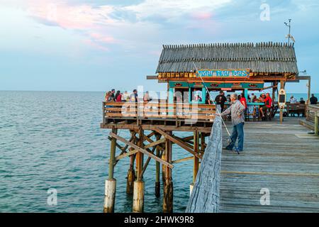Cocoa Beach Florida, Cocoa Beach Pier, Atlantic Ocean Water historique point de repère, Mai Tiki Bar homme pêche tige néon signe Banque D'Images