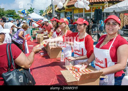 Miami Florida, Little Havana, Calle Ocho, festival de rue annuel, échantillon gratuit de femmes hispaniques, promotion de produits remise de Mac & Cheese de Libby Banque D'Images