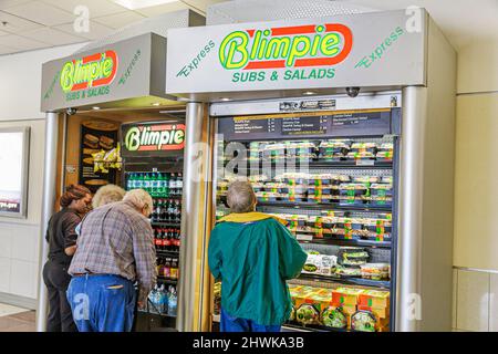 Atlanta Georgia, Hartsfield Jackson International Airport, clients utilisant un distributeur automatique de stand, Blimpie Express sandwiches salades vente libre-service Banque D'Images