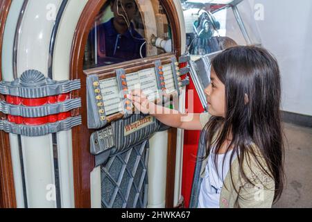 Lima Pérou,Barranco District,Avenida Pedro d'Osma,Museo de la Electricidad Electricity Museum,exposition jukebox hispanique fille enfant Banque D'Images