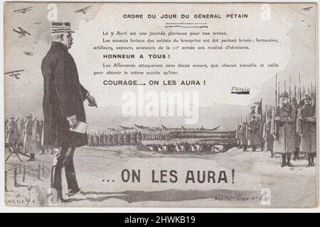 'Ordre du jour du général Pétain' / 'ordre du jour du général Pétain' : carte postale française de la première Guerre mondiale montrant le général Pétain s'adressant à des lignes de soldats français, avec des avions tournant dans le ciel. Banque D'Images