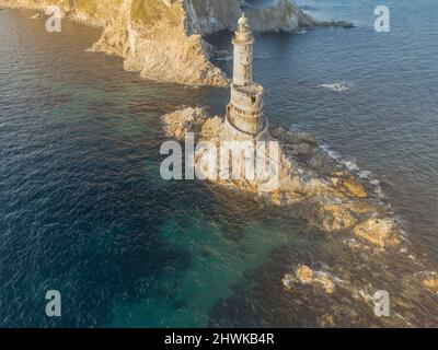 Vue aérienne le phare abandonné Aniva dans l'île de Sakhalin, Russie. Banque D'Images
