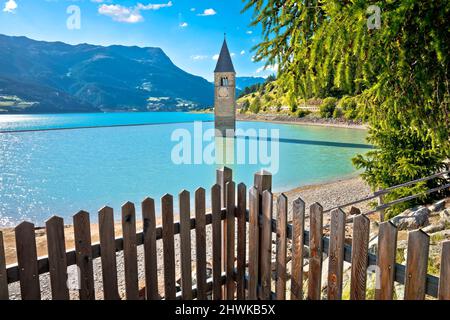 Clocher submergé de Curon Venosta ou Graun im Vinschgau sur le lac de Reschen vue sur le paysage, région du Tyrol du Sud Italie Banque D'Images