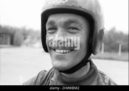 Le Bombardier Derek Shipley, de l'équipe d'exposition de moto de l'Artillerie royale, vu ici avec une moustache et des sourcils, après avoir parcouru le tunnel des flammes au cours d'une séance d'entraînement avant le début de la saison estivale des expositions des équipes. 8th mai 1973 Banque D'Images