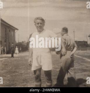 photo monochrome noir et blanc antique sur le joueur de football. star du football. Il est le meilleur car vous pouvez voir comment manipuler la balle. Caractère emblématique. Période: 1910s, source: Original photographier-droits-AUTORISATION-INFO-NON-DISPONIBLE Banque D'Images