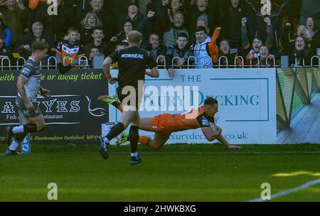 Greg Eden de Castleford Tigers marque sa deuxième tentative Banque D'Images