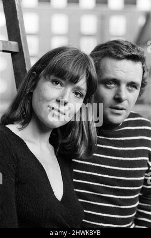 Anthony Hopkins et Diana Rigg. Les deux seront à Macbeth dans la nouvelle production du Théâtre national. Diana Rigg jouera Lady Macbeth et Anthony Hopkins jouera Macbeth, il sera réalisé par Michael Blakemore. 19th septembre 1972. Banque D'Images