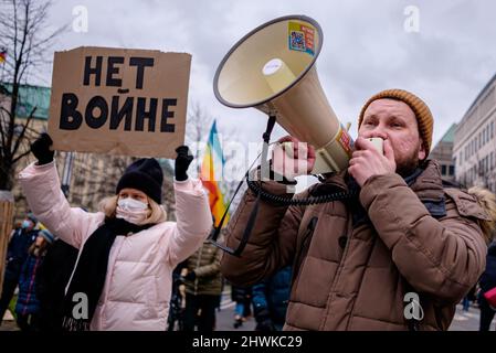 Berlin, Allemagne. 06th mars 2022. Allemagne, Berlin, 06 mars 2022 : les manifestants peuvent être considérés comme plusieurs centaines de personnes protestant contre l'invasion russe en cours de l'Ukraine dans le centre de Berlin sous le slogan « Stop Putin - Stop the War » organisé par des initiatives pro-européennes russes, ukrainiennes, bélarussiennes, allemandes et autres. (Photo de Jan Scheunert/Sipa USA) crédit: SIPA USA/Alay Live News Banque D'Images