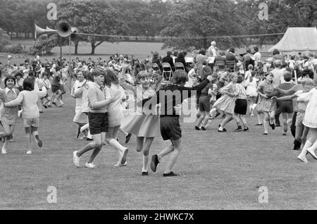 Danse de campagne pour enfants à Teesside. 1972. Banque D'Images