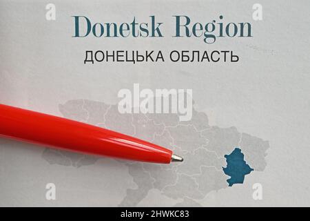 Le stylo à bille rouge pointe vers la région de Donetsk en Ukraine sur une carte Banque D'Images