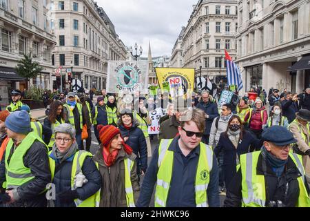 Londres, Angleterre, Royaume-Uni. 6th mars 2022. Manifestants sur Regent Street. Des manifestants anti-guerre ont défilé dans le centre de Londres pour protester contre la guerre en Ukraine, l'expansion de l'OTAN et les armes nucléaires. (Credit image: © Vuk Valcic/ZUMA Press Wire) Credit: ZUMA Press, Inc./Alamy Live News Banque D'Images