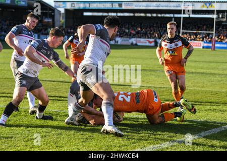 Castleford, Royaume-Uni. 06th mars 2022. Greg Eden de Castleford Tigers marque la tentative à Castleford, Royaume-Uni, le 3/6/2022. (Photo de Melanie Allatt/News Images/Sipa USA) crédit: SIPA USA/Alay Live News Banque D'Images