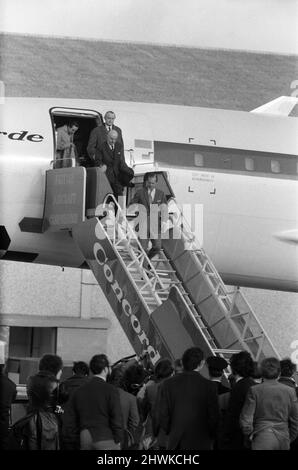 Le duc d'Édimbourg doit voler le Concorde 002 construit par les Britanniques à Mach deux - deux fois la vitesse du son - cet après-midi sur le golfe de Gascogne. Le vol avait été retardé de plus de trois heures lorsqu'une anomalie s'est développée dans le système de freinage alors que l'avion circulait en train de rouler au décollage. Les techniciens ont ensuite remplacé une vanne hydraulique. Sur la photo, le duc d'Édimbourg quitte la Concorde lorsqu'une faute a été découverte. 12th janvier 1972. Banque D'Images