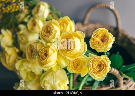 Gros plan de fleurs jaunes de printemps dans un panier. Banque D'Images