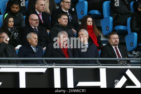 Manchester, Royaume-Uni. 6th mars 2022. L'ancien directeur Sir Alex Ferguson regarde au premier rang au centre du match de la Premier League au Etihad Stadium de Manchester. Crédit photo à lire : Darren Staples/Sportimage crédit : Sportimage/Alay Live News Banque D'Images