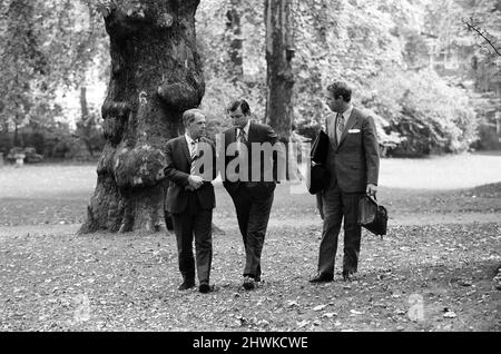 Le sénateur Edward Kennedy, qui effectue une visite de 5 jours en Grande-Bretagne à la tête d'un sous-comité de la santé du Sénat pour étudier le service de santé de la Grande-Bretagne, le NHS. La plupart de son temps sera consacré à visiter les hôpitaux et les centres de santé, à rencontrer des médecins, des représentants du gouvernement et des patients du NHS. Photo avec le Dr John Brotherston (à gauche) Directeur médical pour l'Écosse et le Dr John Stubbs (à droite) d'Amérique qui a organisé le programme du sénateur. Photo parlant d'une promenade dans le parc privé de Portman Square Londres, septembre 1971. Banque D'Images