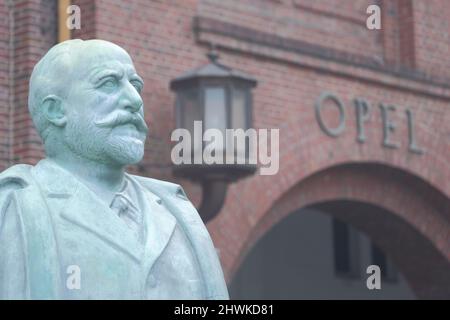 Adam Opel 1837-1895, figure devant l'usine Opel de Rüsselsheim, Hesse, Allemagne Banque D'Images