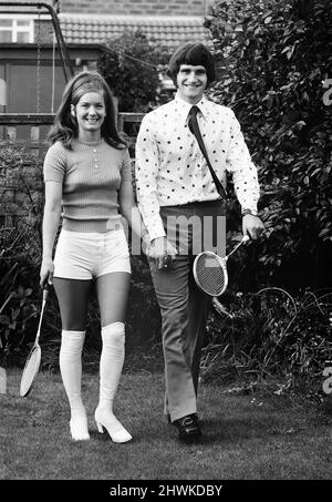 Larry Lloyd Liverpool défenseur central et épouse Sue Lloyd pose pour des photos dans le jardin de leur maison à Formby Lancashire septembre 1971. Photos prises juste avant qu'ils aiment une partie de badminton Banque D'Images