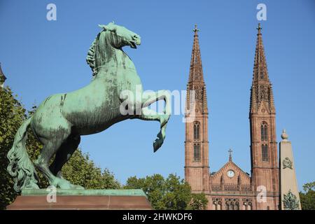 Oraniendenkmal, mémorial de guerre, Nassau Field Artillery Regiment n° 27, Église Saint-Bonifatius, à Luisenplatz à Wiesbaden, Hesse, Allemagne Banque D'Images