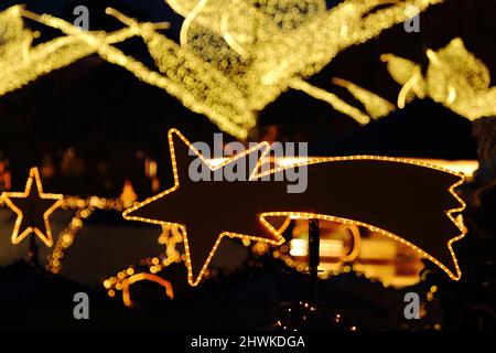 Illuminations de Noël au Sternschnuppenmarkt, à Schlossplatz, à Wiesbaden, Hesse, Allemagne Banque D'Images