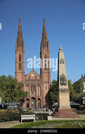 Luisenplatz avec l'Obélisque de Waterloo et l'église Saint-Boniface, à Wiesbaden, Hesse, Allemagne Banque D'Images