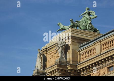 Chars et personnages sur le toit du Théâtre d'Etat de Wiesbaden, Hesse, Allemagne Banque D'Images