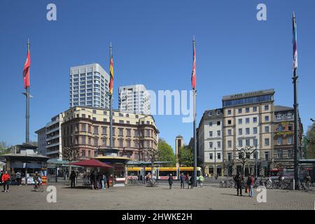 Place de la gare à Mayence, Rhénanie-Palatinat, Allemagne Banque D'Images