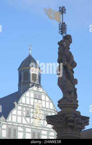 Figure de la fontaine du marché et de la mairie de Butzbach, Hesse, Allemagne Banque D'Images