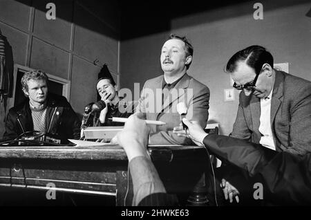 Conférence de presse de l'IRA Provisionals. De gauche à droite, Martin McGuinness, responsable de l'IRA provisoire à Londonderry, David O'Connell, tacticien officier de l'IRA provisionnals, Sean MacStiofain, chef de cabinet de l'IRA provisionnals et Seamus Twomey, responsable de l'IRA provisionnals à Belfast. 1st juin 1972. Banque D'Images