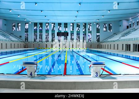 Voies de la concurrence une piscine Banque D'Images