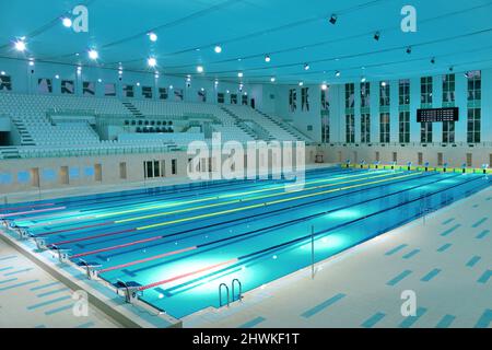 Détails intérieurs des allées et places assises dans la piscine olympique. Banque D'Images