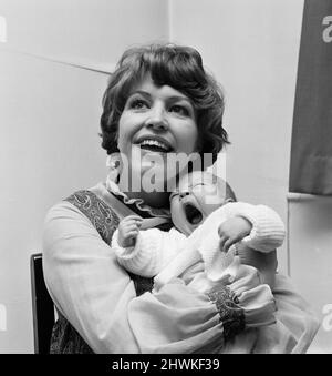 L'actrice Anne Reid chez elle à Manchester avec son bébé fils. 23rd novembre 1971. Banque D'Images