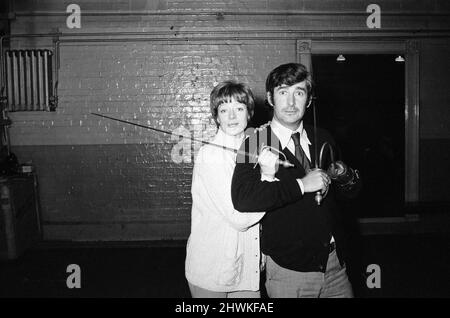 Maggie Smith dans le rôle de titre de Peter Pan avec Dave Allen comme capitaine crochet. Photographié ensemble pendant les répétitions. 30th novembre 1973. Banque D'Images