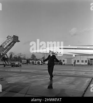 Le duc d'Édimbourg doit voler le Concorde 002 construit par les Britanniques à Mach deux - deux fois la vitesse du son - cet après-midi sur le golfe de Gascogne. Le vol avait été retardé de plus de trois heures lorsqu'une anomalie s'est développée dans le système de freinage alors que l'avion circulait en train de rouler au décollage. Les techniciens ont ensuite remplacé une vanne hydraulique. 12th janvier 1972. Banque D'Images